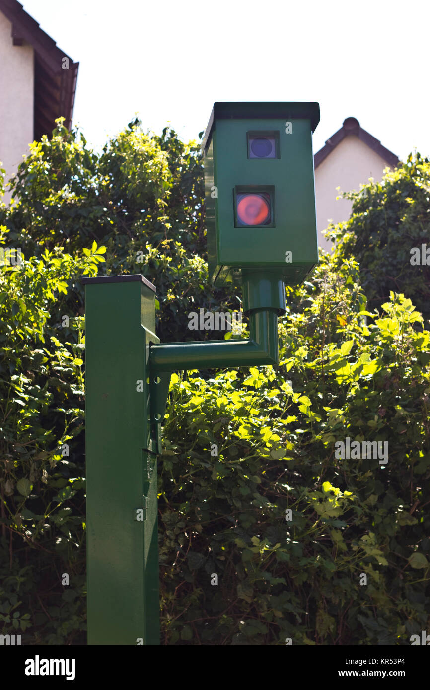 Grünes Radargerät vor grüner Rankpflanze Foto Stock