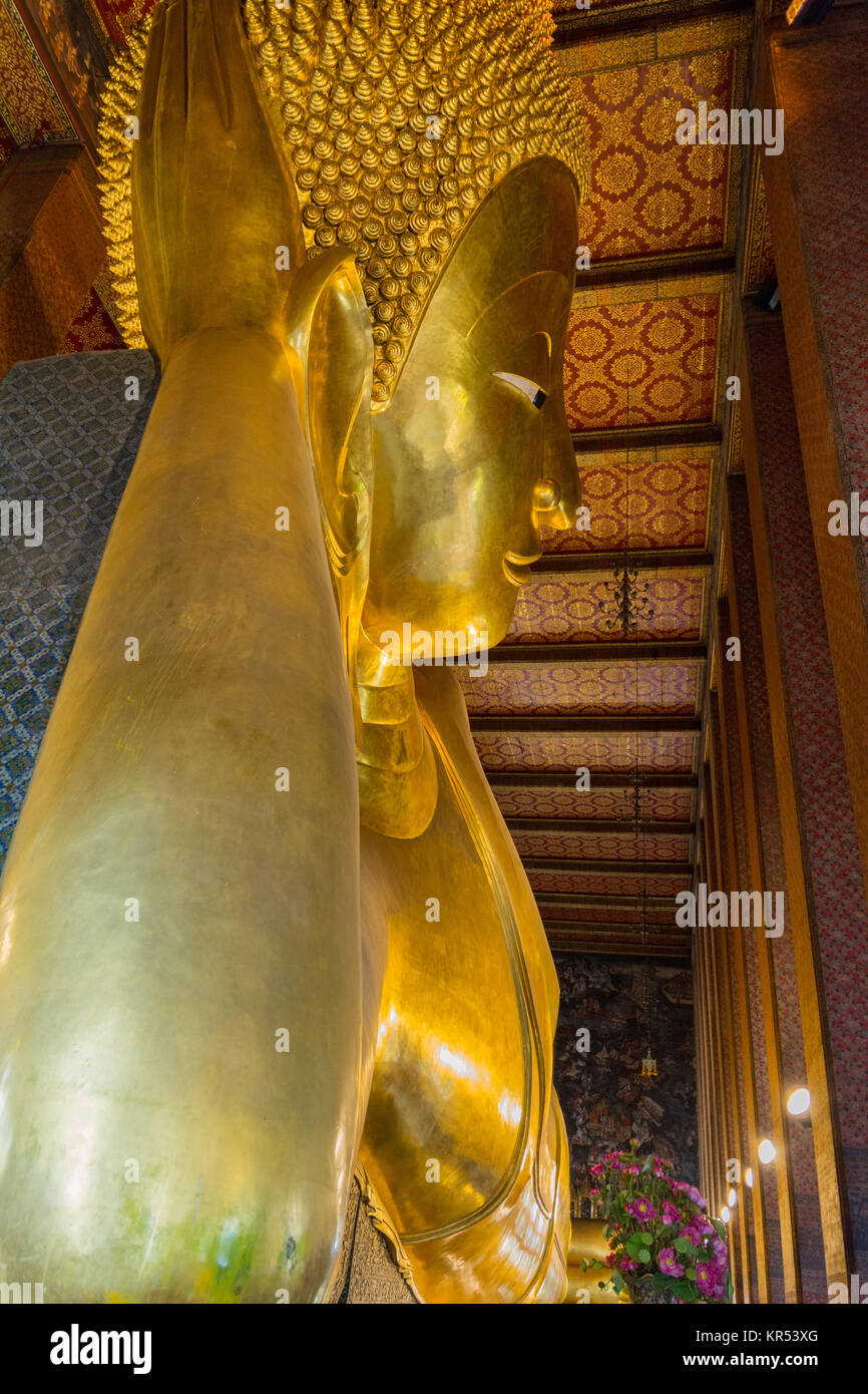 Reclining Big Buddha statua d'oro in Wat Pho, Bangkok, Thailandia Foto Stock