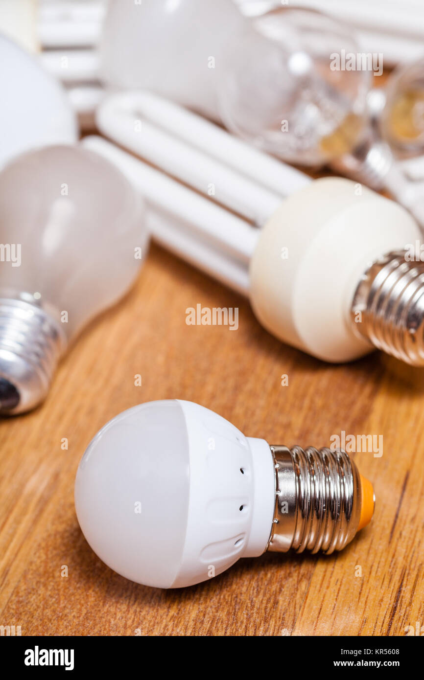 Risparmio energetico lampada a LED e pila di vecchie lampadine