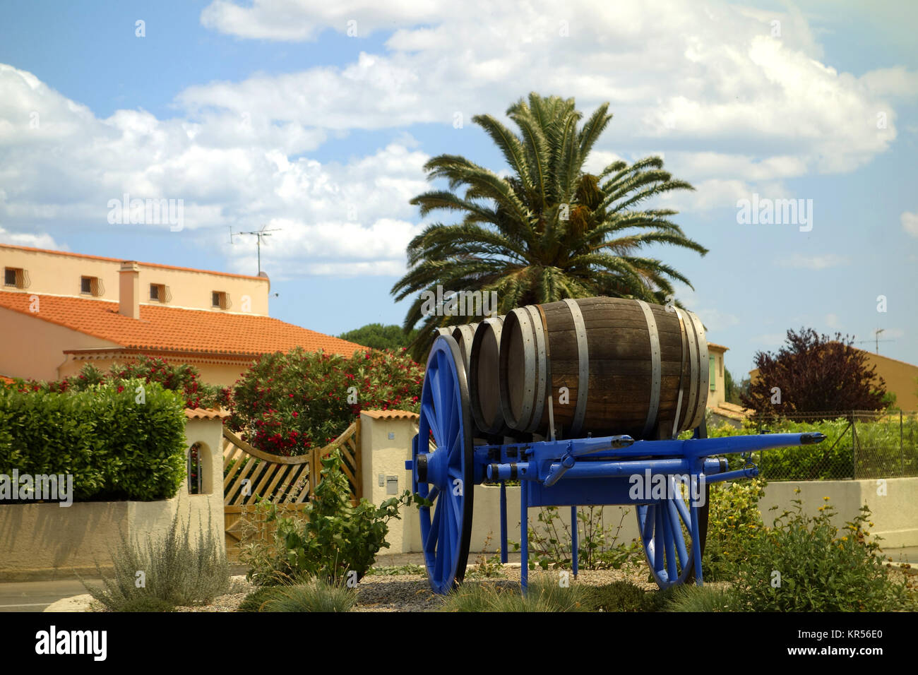 vecchio barile di vino su carretto di cavallo in francia Foto stock - Alamy