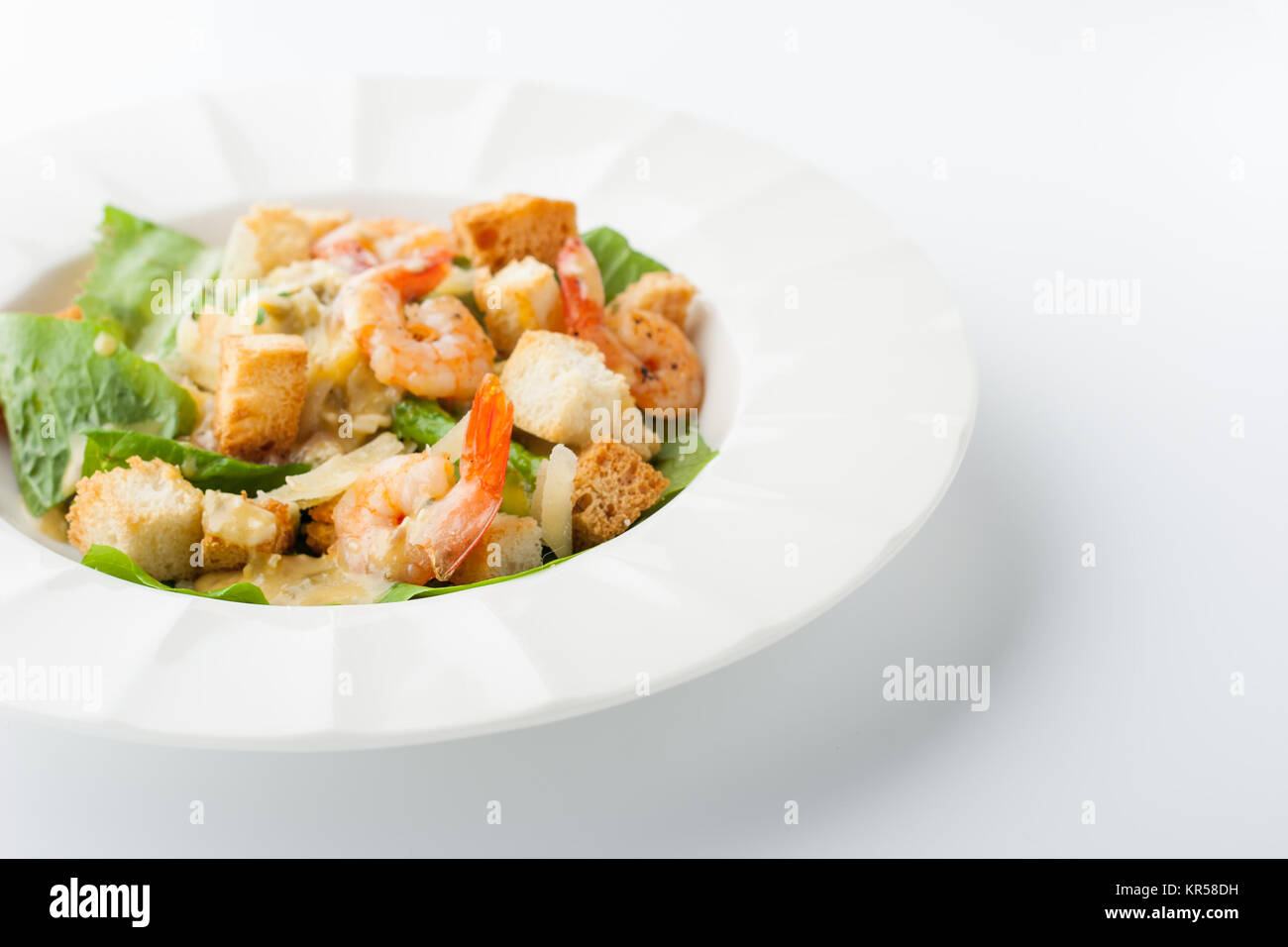 La Caesar salad con gamberetti grigi sullo sfondo bianco in orizzontale Foto Stock