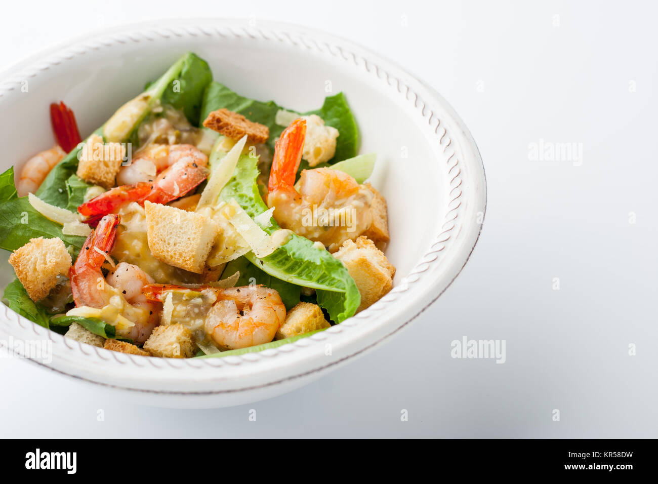 La Caesar salad con gamberi sulla piastra bianca orizzontale Foto Stock