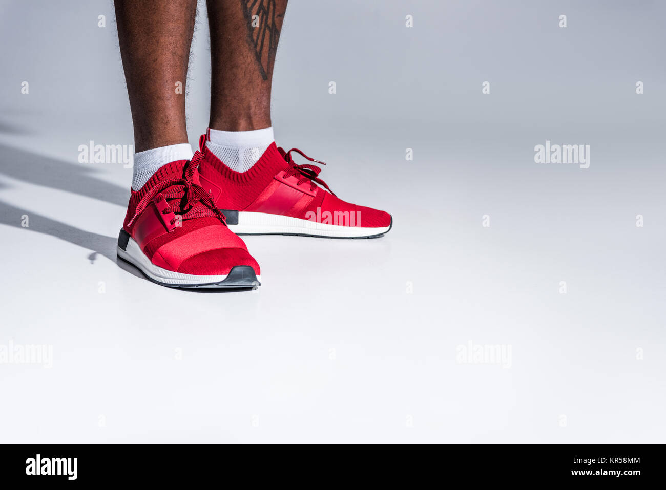 Close-up vista parziale di African American uomo in calzature sportive Foto Stock