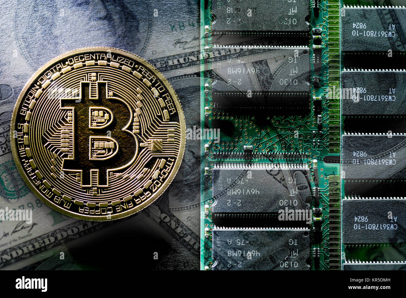 Moneta con segno Bitcoin e segni di dollaro, Kryptow?hrung Bitcoin, Münze mit Bitcoin-Zeichen und Dollarnoten, Kryptowährung Bitcoin Foto Stock