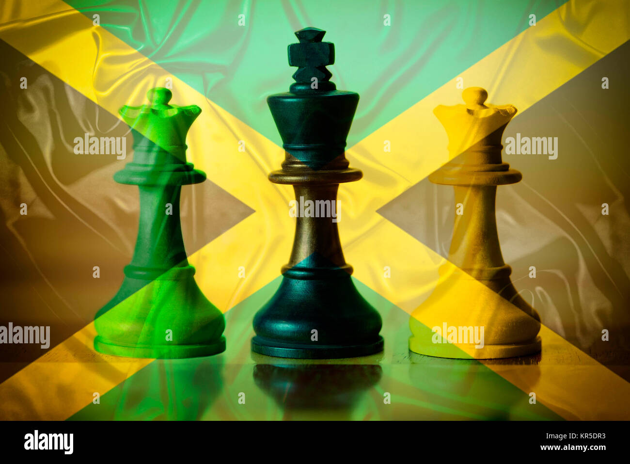 Scacchi pezzi nei colori nero e giallo e verde, simbolico foto Giamaica coalizione, Schachfiguren in den Farben Schwarz, Gelb und Grün, Symbolfoto Foto Stock
