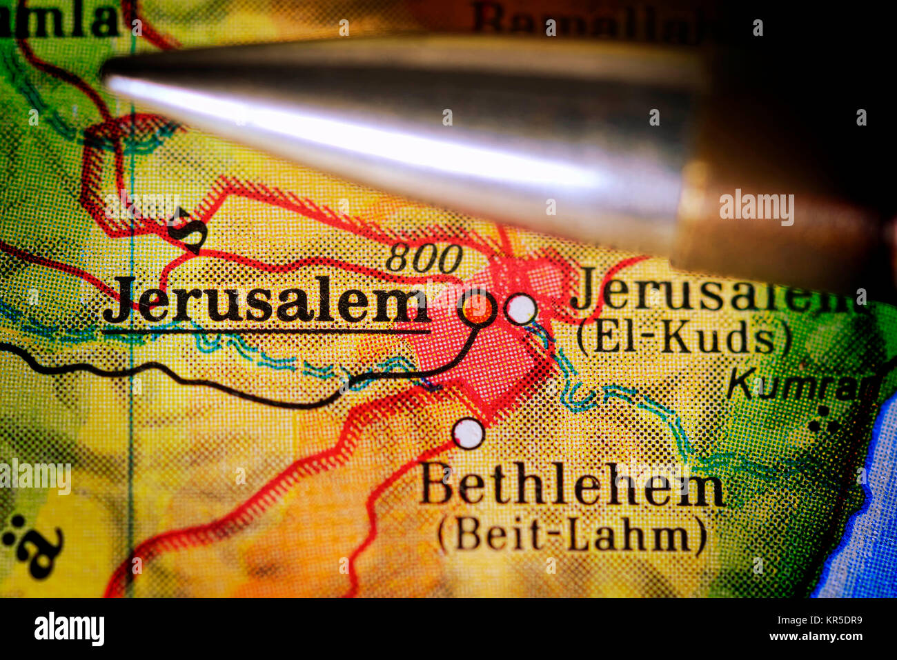 Gerusalemme su una mappa con la pistola cartuccia, conflitto di Gerusalemme, Gerusalemme auf einer Landkarte mit Gewehrpatrone, Jerusalem-Konflikt Foto Stock