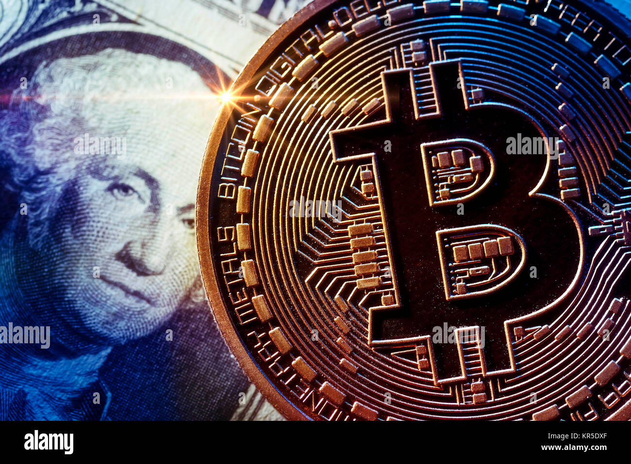 Medaglia con Bitcoin segno e segno di dollaro, Münze mit Bitcoin-Zeichen und Dollarnote Foto Stock