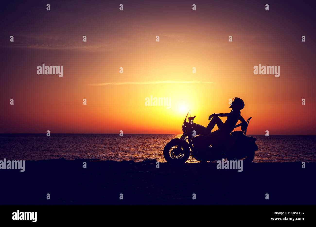 Biker donna appoggiata all'aperto Foto Stock