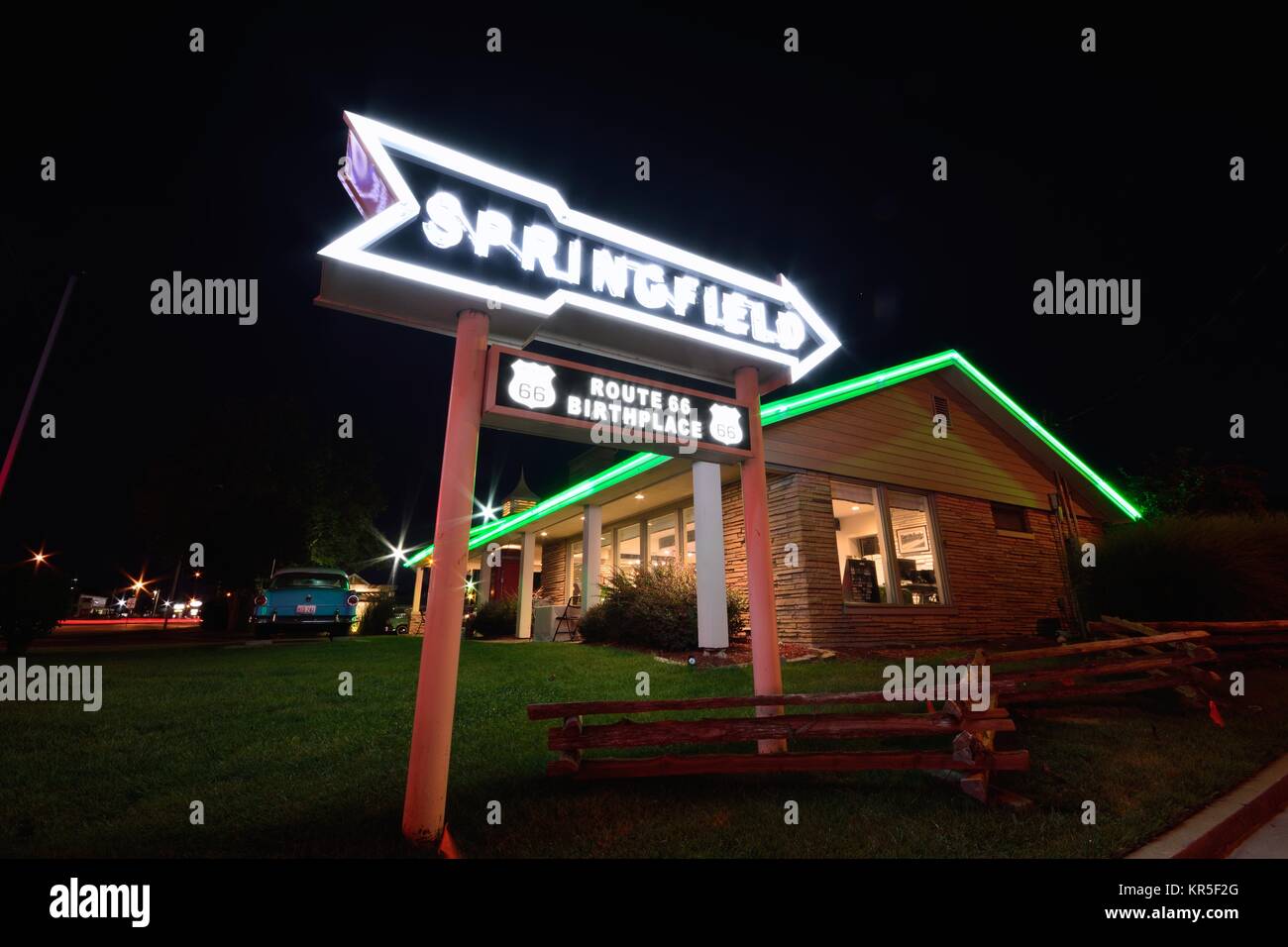 Springfield, Missouri - Luglio 18, 2017. Springfield strada segno di freccia e retrò auto in Best Western Paradiso rampa motel. Famoso motel sulla rotta 66 Foto Stock