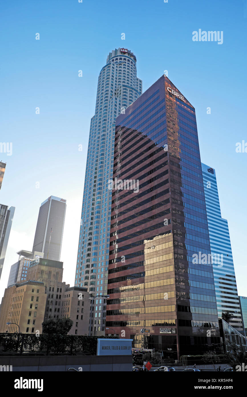 Vista verticale dell'alto edificio moderno CBRE e dei grattacieli Centro di Los Angeles LA California Stati Uniti KATHY DEWITT Foto Stock