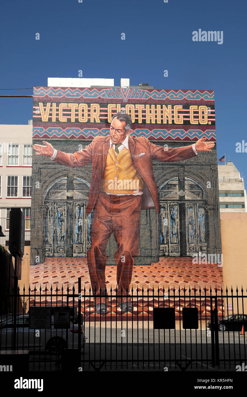 Victor Abbigliamento Co edificio street art wall pittura murale dotata di Antony Quinn " il Papa di Broadway' artista Eloy Torrez restaurato 2017 KATHY DEWITT Foto Stock