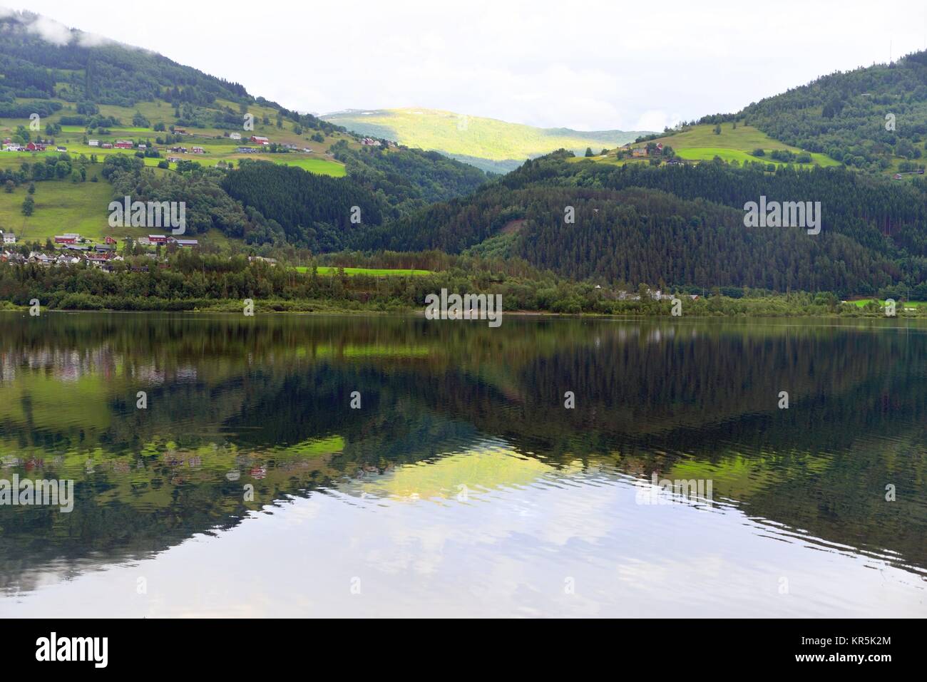 Vangsvatnet Mirror lake in Voss. Foto Stock