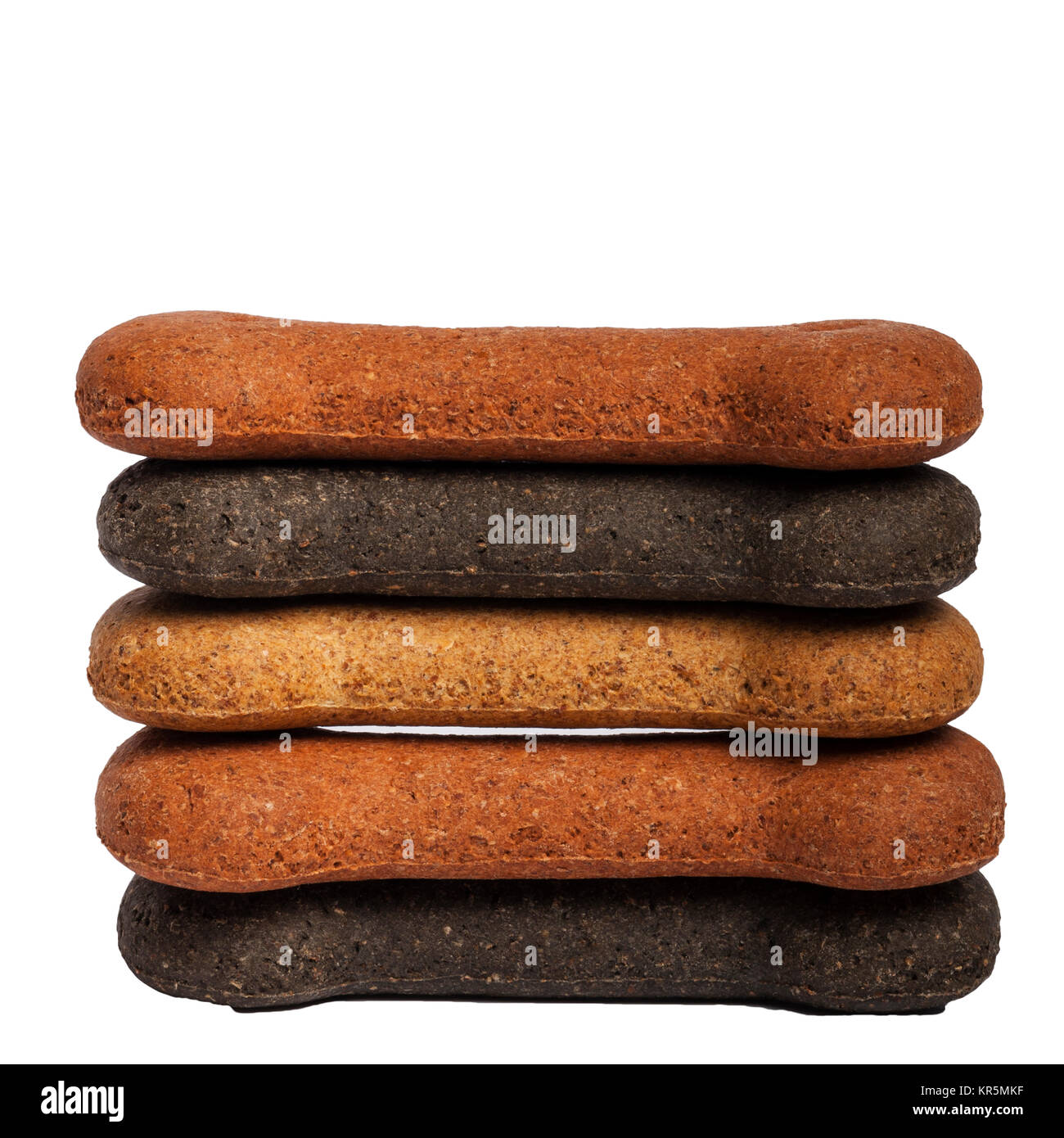 Una pila di osso di cane a forma di biscotti su sfondo bianco Foto Stock