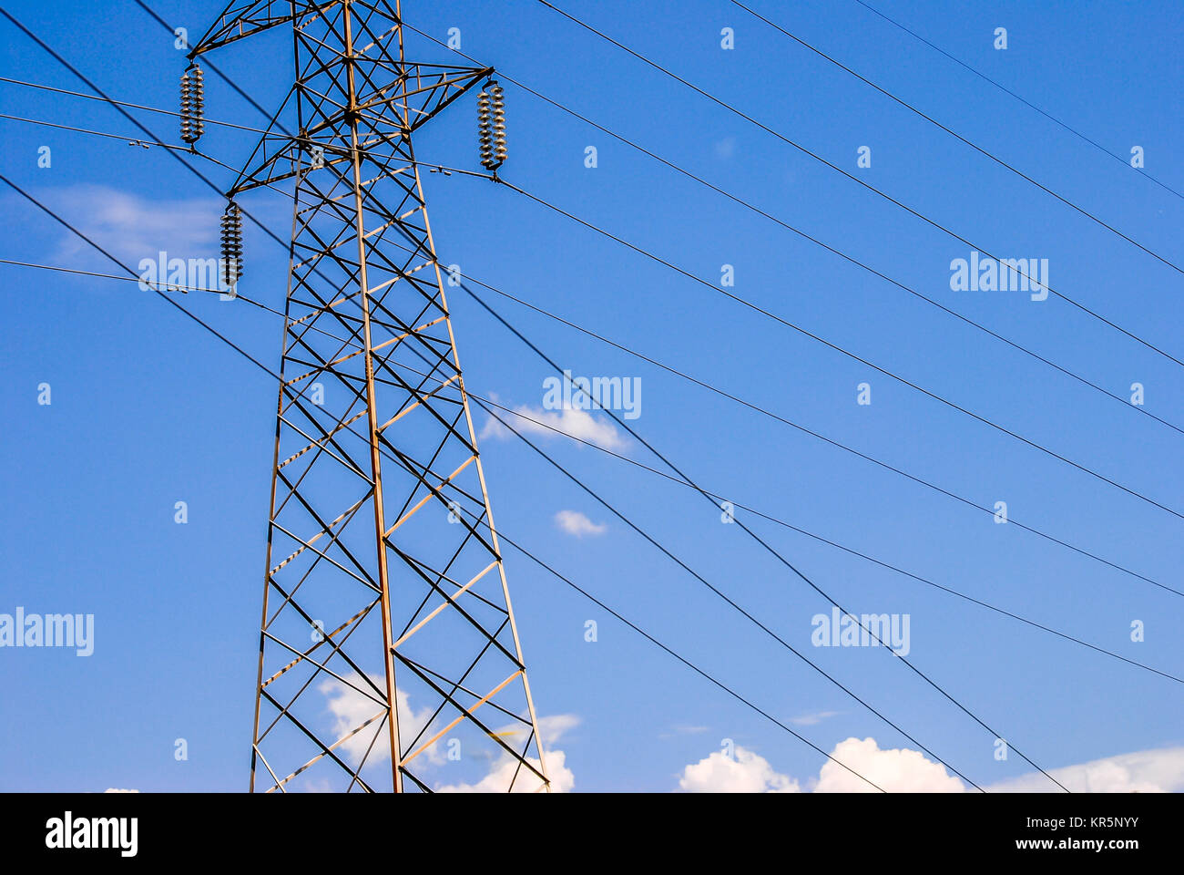 Elettricità pilone - Blu cielo Foto Stock