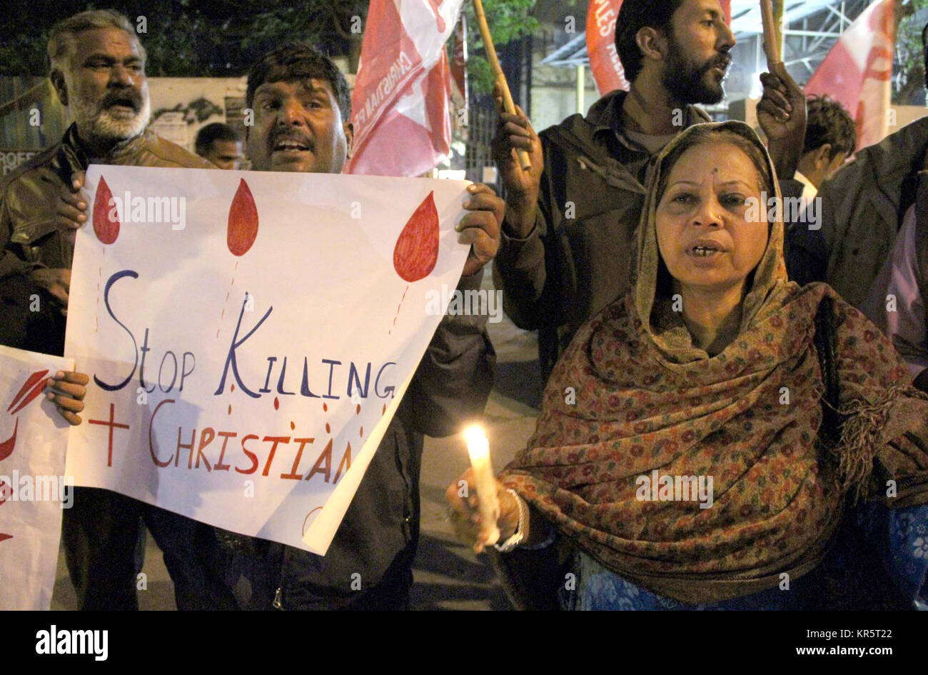 I membri dei popoli cristiani Alliance sono holding manifestazione di protesta contro Quetta Bethel Memorial Methodist Church suicida di scoppio di una bomba a Karachi press club domenica 17 dicembre, 2017. Foto Stock