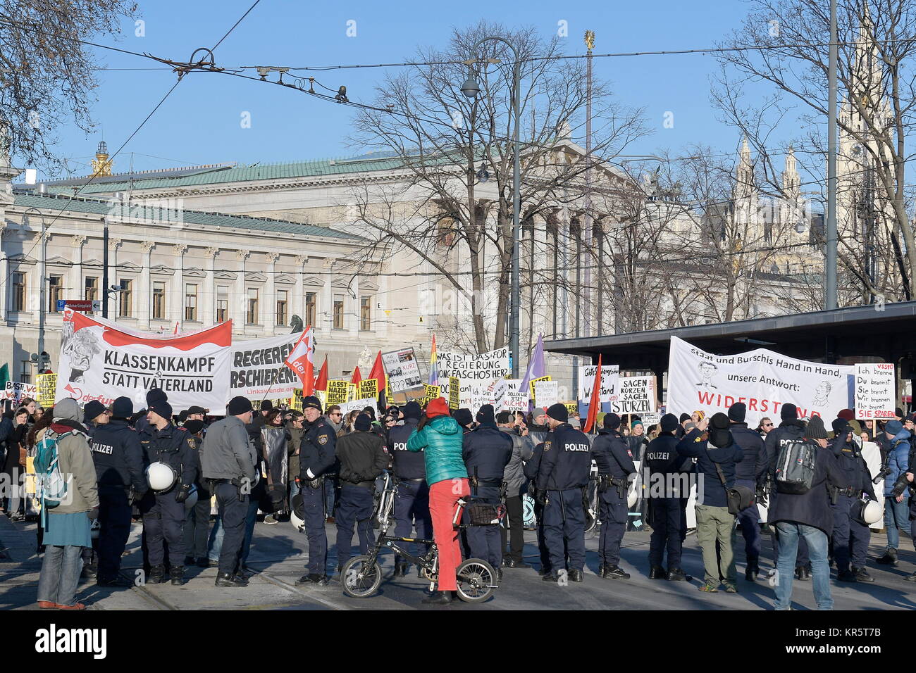 Vienna, Austria. 18 dicembre 2017. Oggi ci sono un totale di nove manifestazioni contro l'inaugurazione del nuovo governo blu turchese. Otto treni dimostrativi si metteranno in moto alle otto del mattino da diversi punti di partenza. Credito: Franz PERC / Alamy Live News Foto Stock