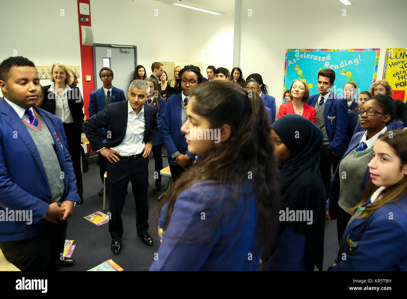 Platanos College di Londra Sud. Londra. Regno Unito 18 dic 2017 - prima del centenario della prima donna nel Regno Unito che fissano il diritto di voto, il sindaco di Londra, Sadiq Khan, svela una campagna per celebrare il ruolo svolto a Londra nel il suffragio femminile campagna, i progressi che sono stati fatti sulla parità delle donne nel corso degli ultimi cento anni e a guidare la parità tra i sessi in tutta la capitale. Il Sindaco si unisce agli studenti da Platanos College di Londra Sud partecipando a un workshop con la Fawcett società circa il lavoro di Millicent Fawcett e il movimento suffragist. Credito: Dinendra Haria/Alamy Live News Foto Stock