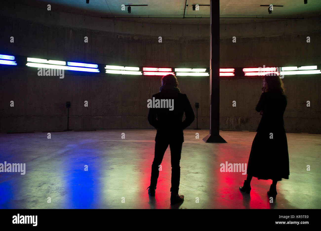 La Tate Modern di Londra, Regno Unito. Xviii Dicembre, 2017. Il modo in cui le cose terrene sono in corso 2017, un coinvolgente e multi-installazione canali dall'artista nigeriano Emeka Ogboh, è svelato. Questo lavoro è sul display da 18 dic 2017-4 Feb 2018 per la prima volta nel Regno Unito, il riempimento del sotterraneo vasca est nell'Edificio Blavatnik. Le funzioni di lavoro live-streaming di dati di borsa a scorrere lungo la circonferenza del serbatoio in 25 metri di rosso, verde e LED bianco visualizza.Credit: Malcolm Park/UN CREDITO: Malcolm Park editoriale/Alamy Live News Foto Stock