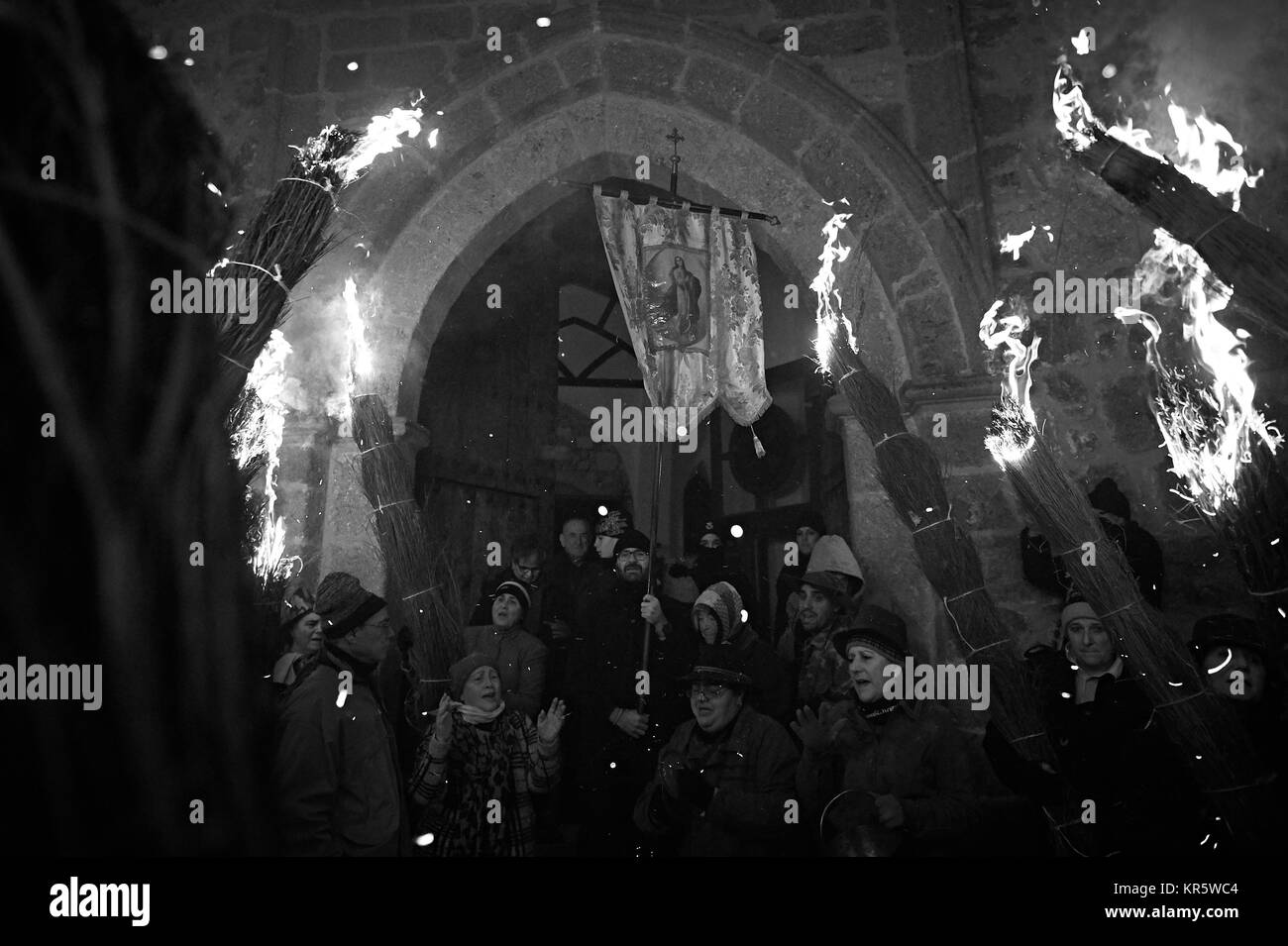 Durante il tradizionale festival 'Los Escobazos' in jarandilla de la Vera, Caceres, giovedì 7 dicembre 2017. Credito: Gtres Información más Comuniación on line, S.L./Alamy Live News Foto Stock