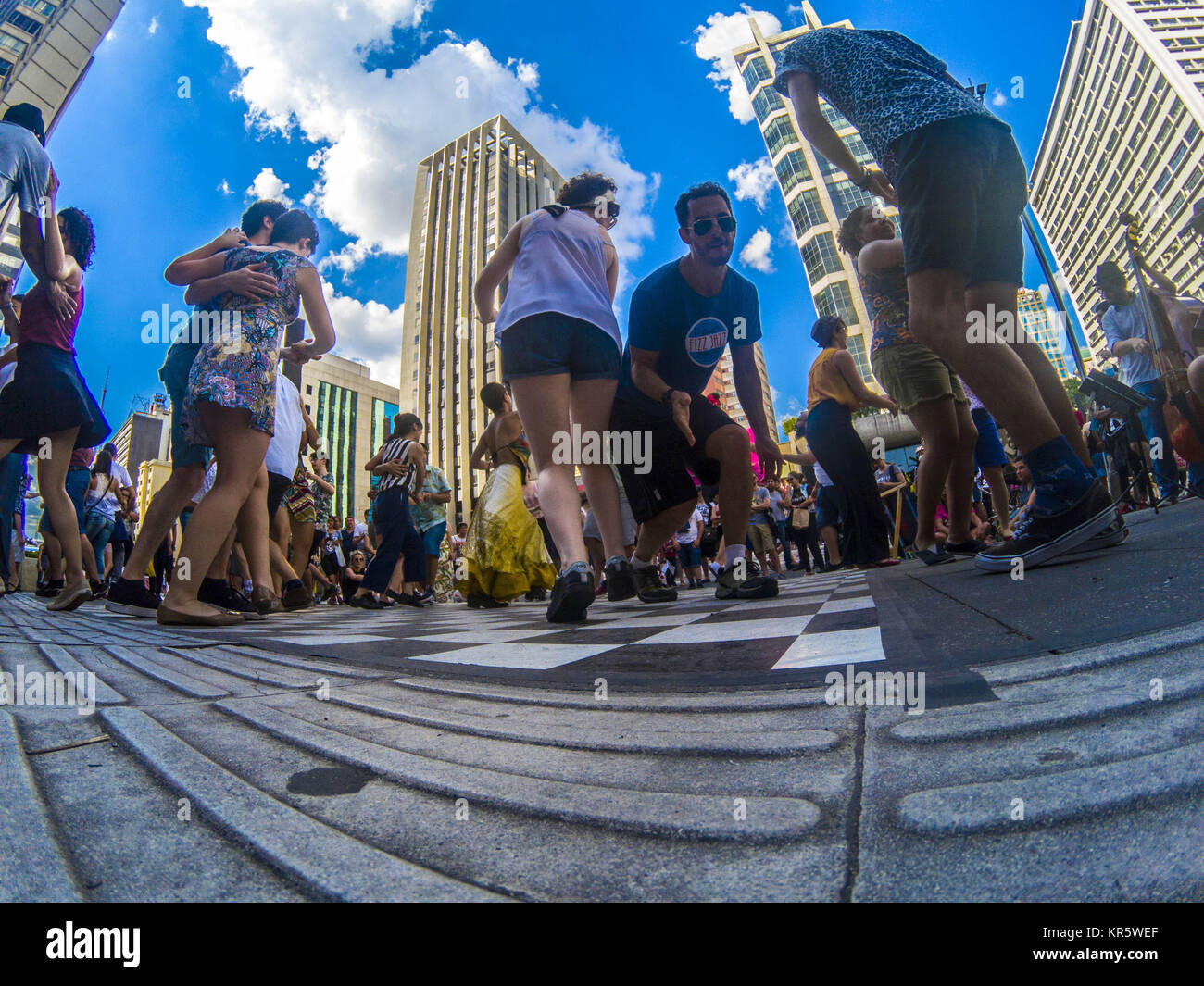 Sao Paulo, Brasile. Dicembre 18, 2017 - JAZZ IN STRADA: è accaduto in SÃ£o Paulo sulla Avenida Paulista l'azione itinerante ''Jazz sulla strada''. La proposta del gruppo è quello di diffondere Lindy Hop con open e lezioni gratuite in tutta la città. Lindy Hop è un ballo che sono emerse tra gli anni venti e trenta in Harlem quartiere di New York. Ballato al suono della musica jazz di oscillazione, le sue origini risalgono a Charleston, Breakaway e Pattaya. Oggi la diffusione in tutto il mondo, essa è riconosciuta per la sua stripped down, rilassato e divertente stile, così è difficile Foto Stock