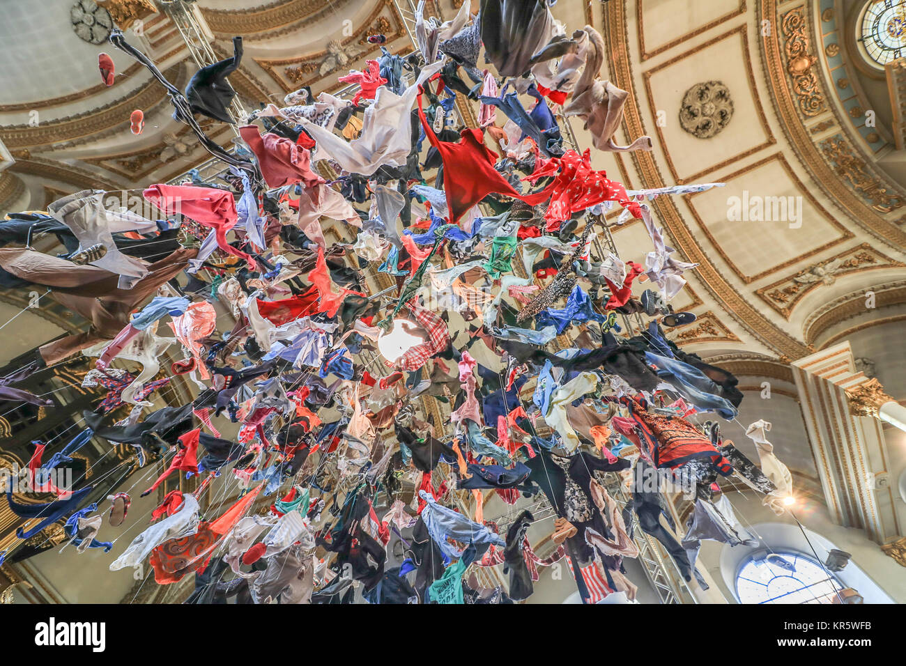 Londra REGNO UNITO 18 dicembre 2017.Un arte di installazione dal titolo "sospeso" da Arabella Dorman presso il St James's Chiesa Piccadilly mostra 700 capi di abbigliamento appartenente ai profughi che sono stati recuperati dall'isola greca di Lesbo sono appesi per evidenziare lo status di rifugiato e per raccogliere fondi per la fondazione di stelle marine. Credito: amer ghazzal/Alamy Live News Foto Stock