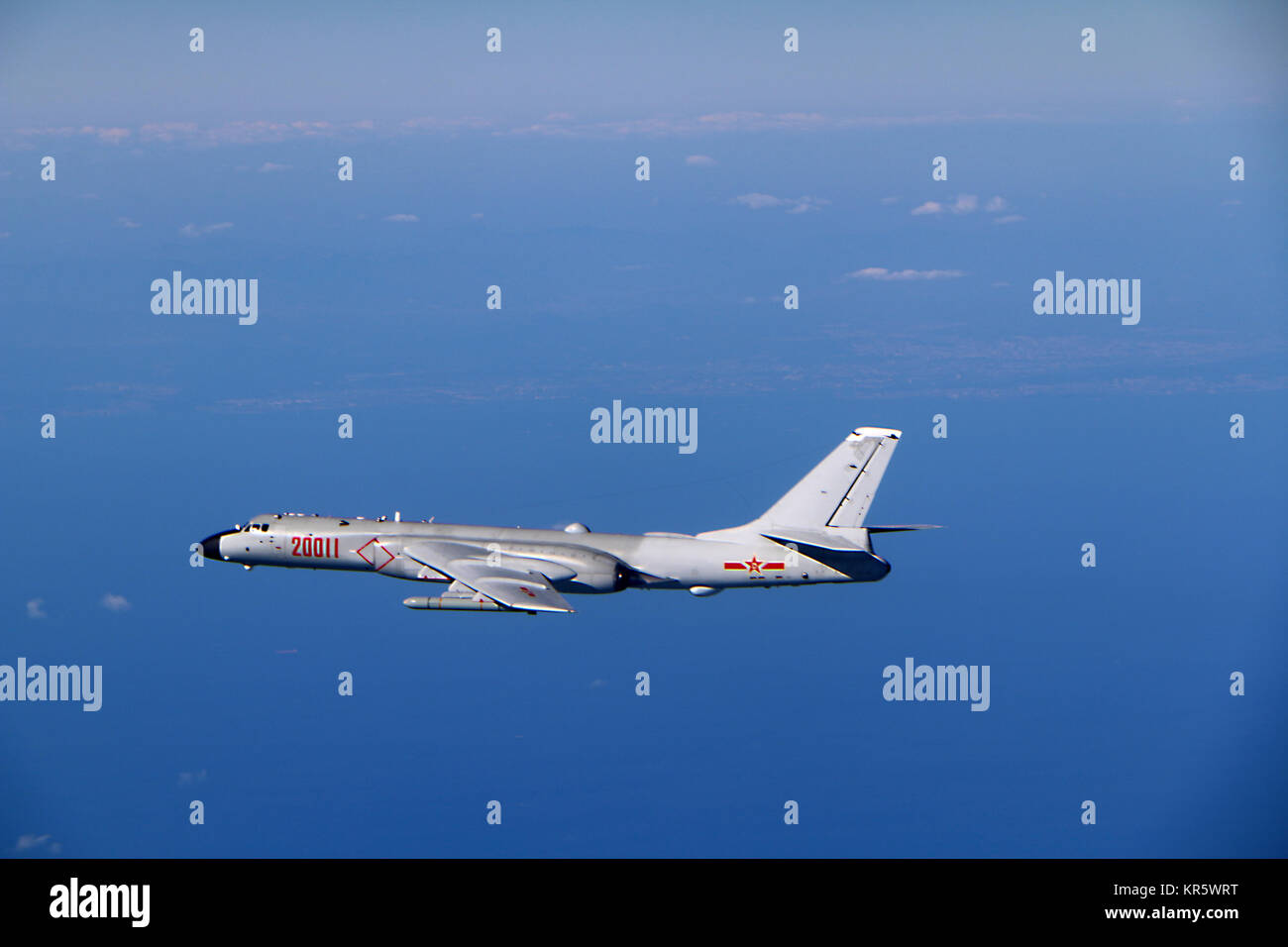 Pechino, Cina. Xviii Dicembre, 2017. Un Cinese Air force aereo vola per trapani in spazio aereo internazionale oltre il mare del Giappone, Dic 18, 2017. Aeronautica militare cinese piani lunedì ha volato attraverso Tsushima stretto per la prima volta e svolte esercitazioni in spazio aereo internazionale oltre il mare del Giappone, una forza aerea portavoce ha detto. Credito: Wu Yuepeng/Xinhua/Alamy Live News Foto Stock