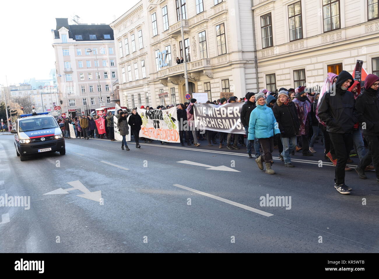 Vienna, Austria, 18 dicembre 2017. Migliaia di persone si riuniscono nel centro di Vienna per protestare contro il nuovo governo di destra Foto Stock