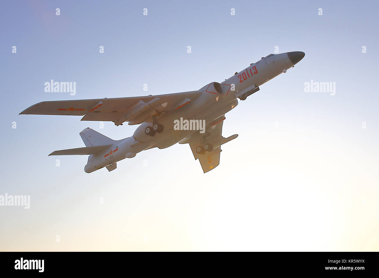 Pechino, Cina. Xviii Dicembre, 2017. Un Cinese Air force aereo decolla per condurre esercitazioni in spazio aereo internazionale oltre il mare del Giappone, Dic 18, 2017. Aeronautica militare cinese piani lunedì ha volato attraverso Tsushima stretto per la prima volta e svolte esercitazioni in spazio aereo internazionale oltre il mare del Giappone, una forza aerea portavoce ha detto. Credito: Zhang Haishen/Xinhua/Alamy Live News Foto Stock