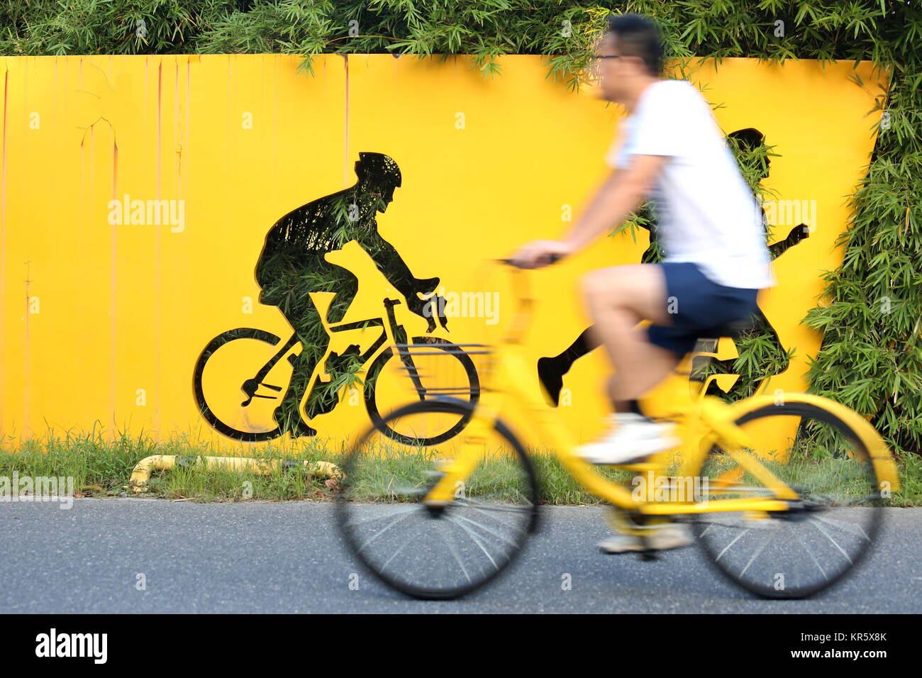 Pechino, cinese della Provincia di Zhejiang. Xvii Sep, 2017. Un uomo che cavalca una bicicletta condivisa in un parco di Jiaxing, est della Cina di Provincia dello Zhejiang, Sett. 17, 2017. In questi ultimi anni un numero della Cina le innovazioni tecnologiche sono state rendendo la loro si muove nel mondo. Tra di essi, Dockless biciclette condiviso ad alta velocità ferroviaria Alipay, e l'E-commerce spiccano con una reputazione della Cina le "quattro grandi nuove invenzioni' in tempi moderni, che hanno reso la vita quotidiana dei cittadini più e più conveniente. Credito: Jin Peng/Xinhua/Alamy Live News Foto Stock