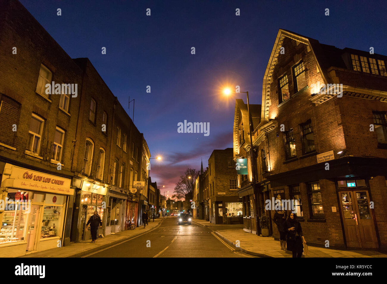 Stoke Newington, Hackney, Londra, Regno Unito. Xviii Dicembre, 2017. Regno Unito meteo. Incredibile tramonto in inverno. Stoke Newington Church street. Credito: Carol moiré/Alamy Live News. Foto Stock
