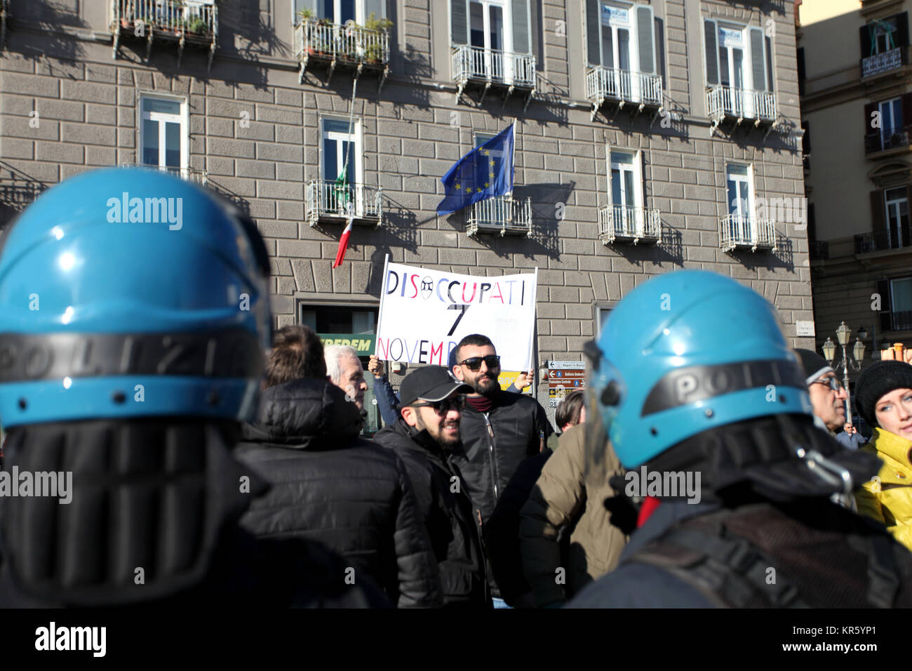 L'Italia, Napoli, 18 dicembre 2017. Xviii Dicembre, 2017. i militanti dei disoccupati a sinistra le classi sociali chiamato ''Novembre 7'' che protestavano contro i fascisti. Il Ministro degli Interni nella città di firmare un accordo di accoglienza dei migranti con i sindaci che saranno in grado di fare del lavoro socialmente utile anche presso il Palazzo Reale di Caserta e agli scavi di Pompei. Salvini: Â"un credito shameÂ: Zumapress/ZUMA filo/Alamy Live News Foto Stock