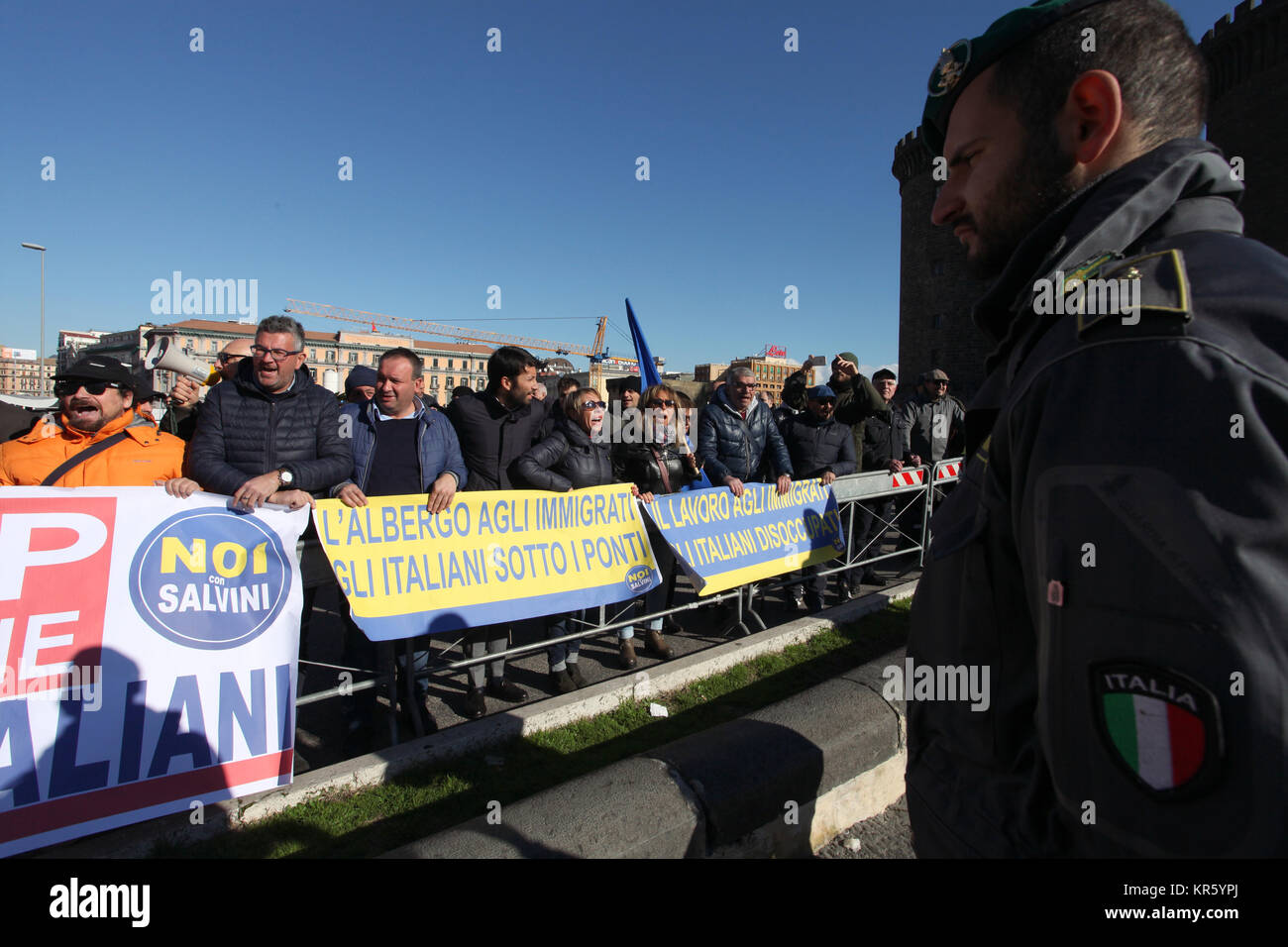 L'Italia, Napoli, 18 dicembre 2017. Xviii Dicembre, 2017. militanti del Noi Salvini di destra partito. Il Ministro degli Interni nella città di firmare un accordo di accoglienza dei migranti con i sindaci che saranno in grado di fare del lavoro socialmente utile anche presso il Palazzo Reale di Caserta e agli scavi di Pompei. Salvini: Â"un credito shameÂ: Zumapress/ZUMA filo/Alamy Live News Foto Stock