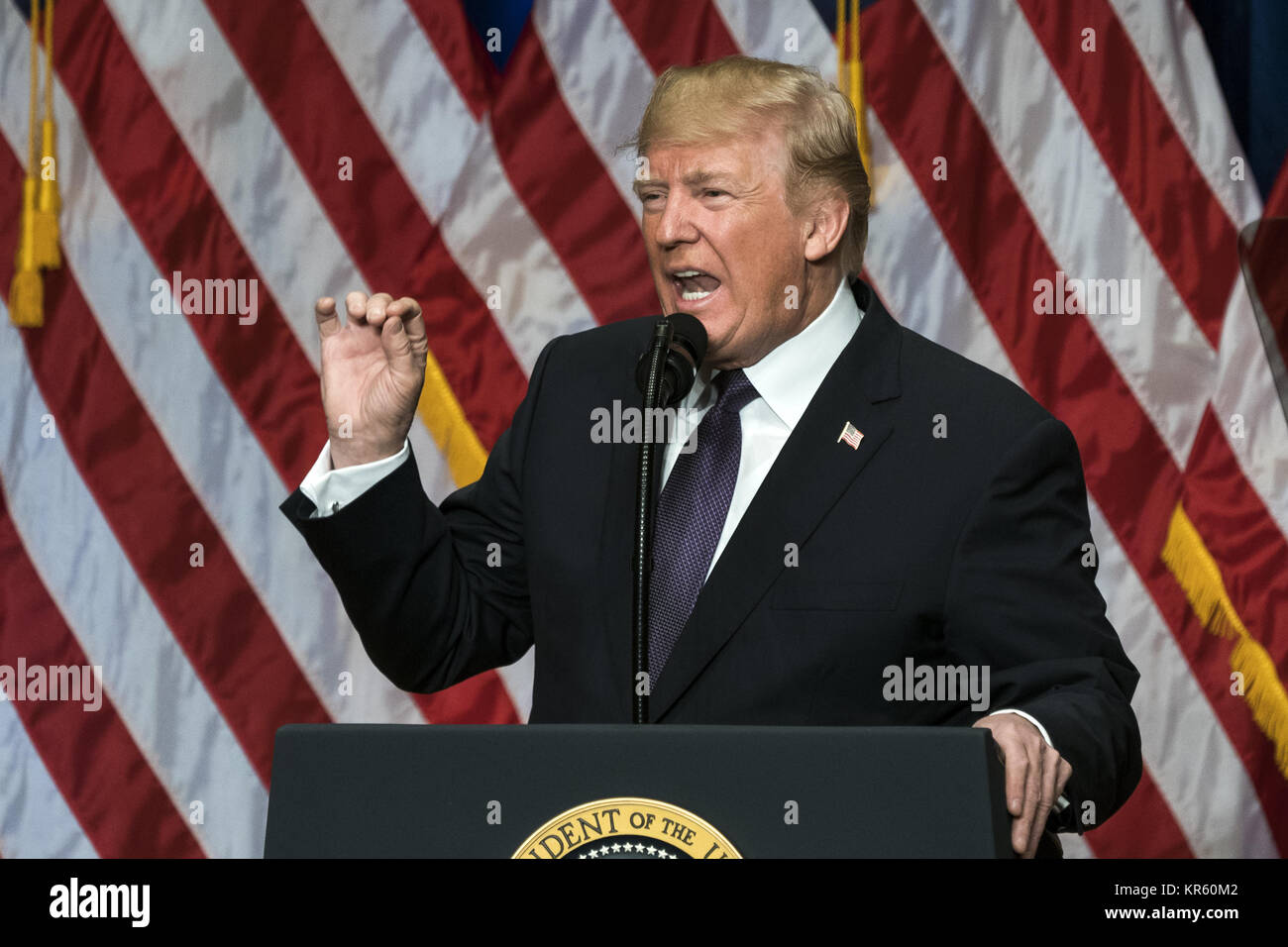 Washington, Distretto di Columbia, Stati Uniti d'America. Xviii Dicembre, 2017. Il presidente statunitense Trump parla sul suo "America prima " strategia nazionale di sicurezza in Ronald Reagan Building e il centro del commercio internazionale in Washington, DC, Stati Uniti d'America 18 dicembre 2017. Trump la strategia americana mette la sovranità sulle relazioni internazionali, in particolare su questioni di sicurezza alle frontiere. Credito: Jim LoScalzo/Piscina via CNP Credito: Jim Loscalzo/CNP/ZUMA filo/Alamy Live News Foto Stock