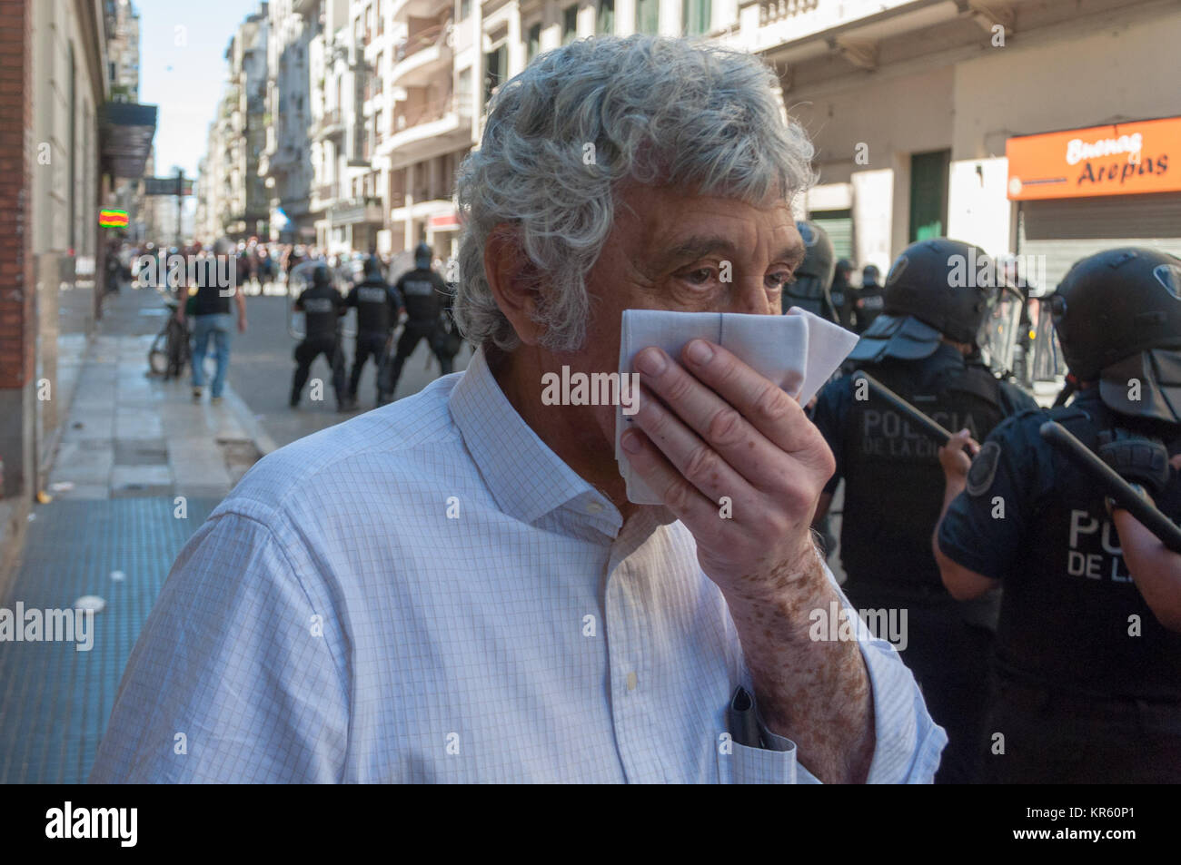 Buenos Aires, Argentina. Xviii Dicembre, 2017. Una serie di incidenti sono stati accade in Plaza del Congreso, a pochi metri dal Palazzo Legislativo, dove la riforma del regime pensionistico bill viene discusso Credito: Maximiliano Javier Ramos/ZUMA filo/Alamy Live News Foto Stock