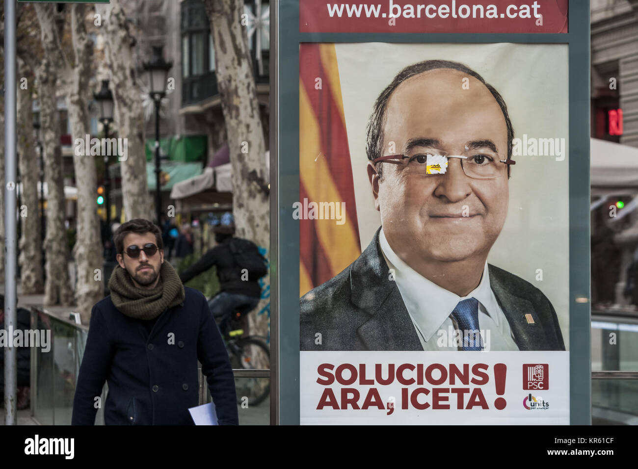 Barcellona, Spagna. Dicembre 18, 2017 - Barcellona, CataluÃ±a, Spagna - Banner per le strade con l'immagine di Miquel Iceta, candidato del PSC partito per il catalano elezioni. Credito: Celestino Arce/ZUMA filo/Alamy Live News Foto Stock