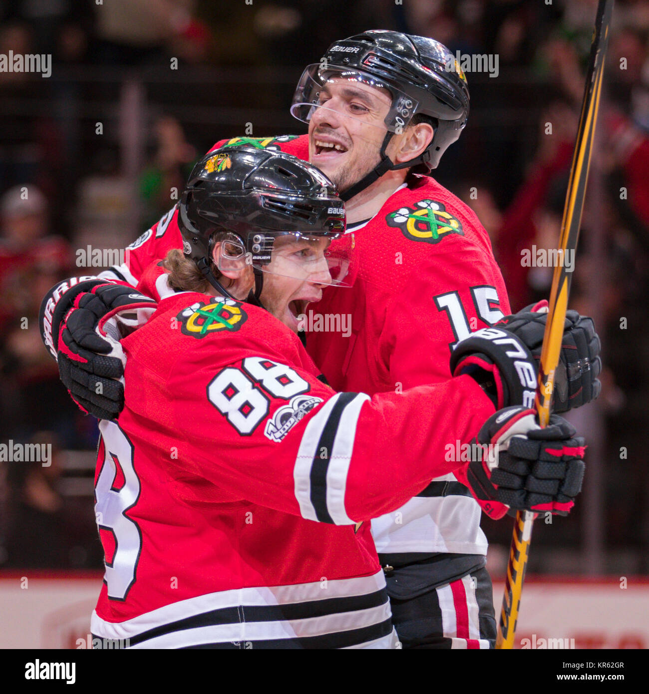 Chicago, Illinois, Stati Uniti d'America. 12 Dic, 2017. - Blackhawk #88 Patrick Kane celebra il suo gioco vincente obiettivo straordinario con il suo compagno di squadra #15 Artem Anisimov durante la National Hockey League tra Chicago Blackhawks e Florida Panthers presso la United Center di Chicago, IL. Fotografo: Mike Wulf/CSM/Alamy Live News Foto Stock