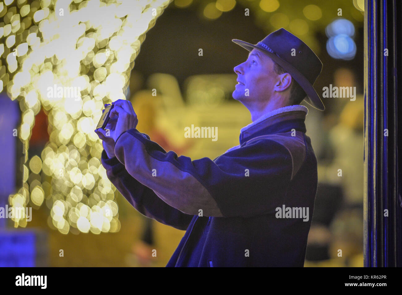 Johnson City, Stati Uniti d'America. 18 Dic, 2017. Glenn Ruthven, 47, uno studente di infermieristica da Austin, Texas, fotografie le luci. Per il passato 28 anni Johnson City ha illuminato la città con le loro luci di Natale. Più di un milione di riempire le luci di tre isolati della città tra cui il Palazzo di Giustizia, al parco della città e ​Pedernales Electric Co-op in sede. ​​ Sidney Bruere/Alamy Live News Foto Stock