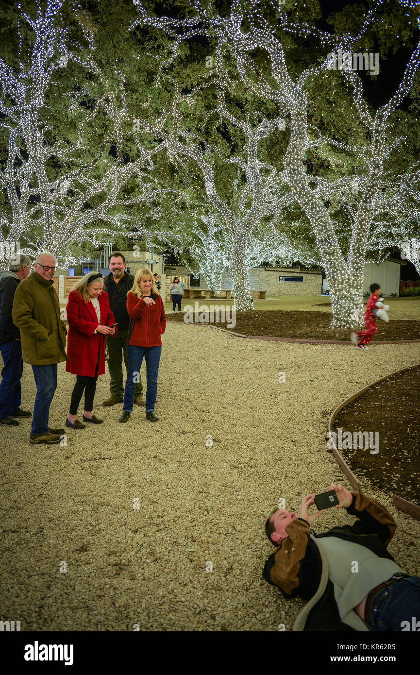 Johnson City, Stati Uniti d'America. 18 Dic, 2017. Glenn Ruthven, 47, uno studente di infermieristica da Austin, Texas, fotografie le luci. Per il passato 28 anni Johnson City ha illuminato la città con le loro luci di Natale. Più di un milione di riempire le luci di tre isolati della città tra cui il Palazzo di Giustizia, al parco della città e ​Pedernales Electric Co-op in sede. ​​ Sidney Bruere/Alamy Live News Foto Stock