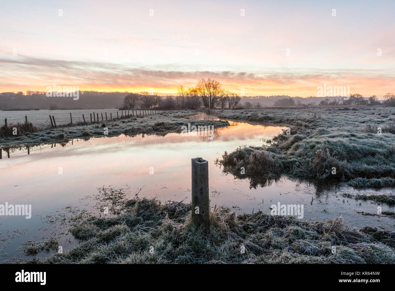 Avon Valley, New Forest, Hampshire, Regno Unito, 19th dicembre 2017, Tempo: Il gelo duro e i cieli limpidi conducono ad una mattinata fredda, luminosa e croccante attraverso la campagna e il paesaggio agricolo nel sud dell'Inghilterra. Foto Stock