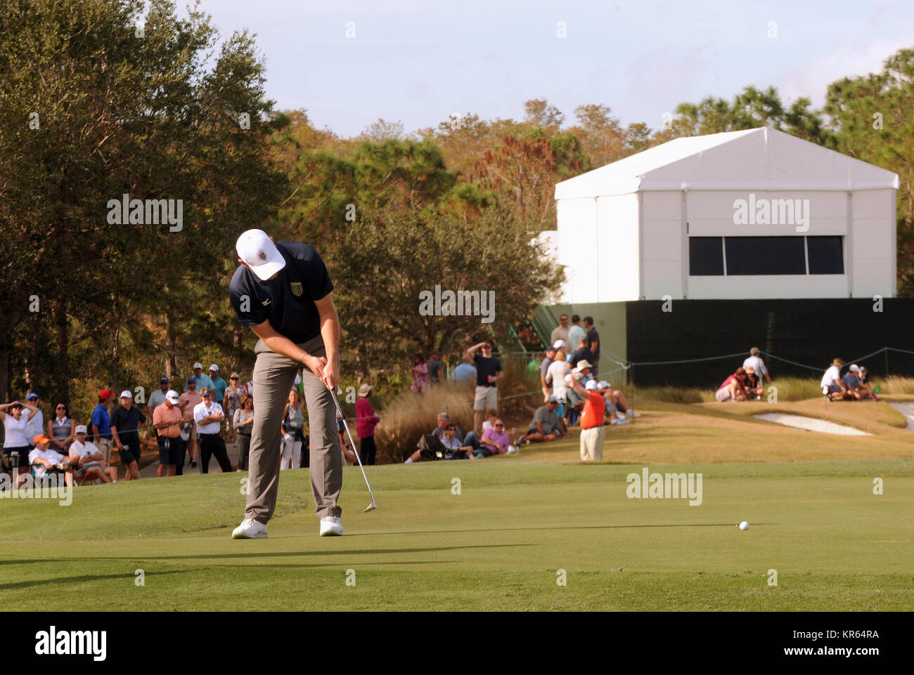 Orlando, Stati Uniti. Xvii Dec, 2017. Dicembre 17, 2017 - Orlando, Florida, Stati Uniti - Sir Matthew Faldo colpisce un putt su xviii verde durante il secondo e ultimo round del 2017 PNC padre figlio sfida torneo di golf sul dicembre 17, 2017 al Ritz Carlton Golf Club a Orlando in Florida. Faldo e suo padre, Nick Faldo, finito legato per il sedicesimo posto. Credito: Paul Hennessy/Alamy Live News Foto Stock