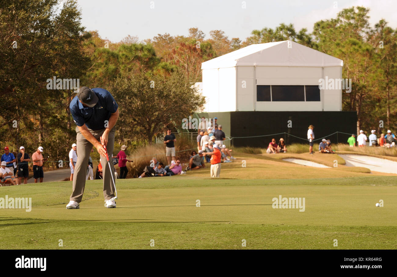 Orlando, Stati Uniti. Xvii Dec, 2017. Dicembre 17, 2017 - Orlando, Florida, Stati Uniti - Sir Nick Faldo colpisce un putt su xviii verde durante il secondo e ultimo round del 2017 PNC padre figlio sfida torneo di golf sul dicembre 17, 2017 al Ritz Carlton Golf Club a Orlando in Florida. Faldo e suo figlio Matthew Faldo, finito legato per il sedicesimo posto. Credito: Paul Hennessy/Alamy Live News Foto Stock