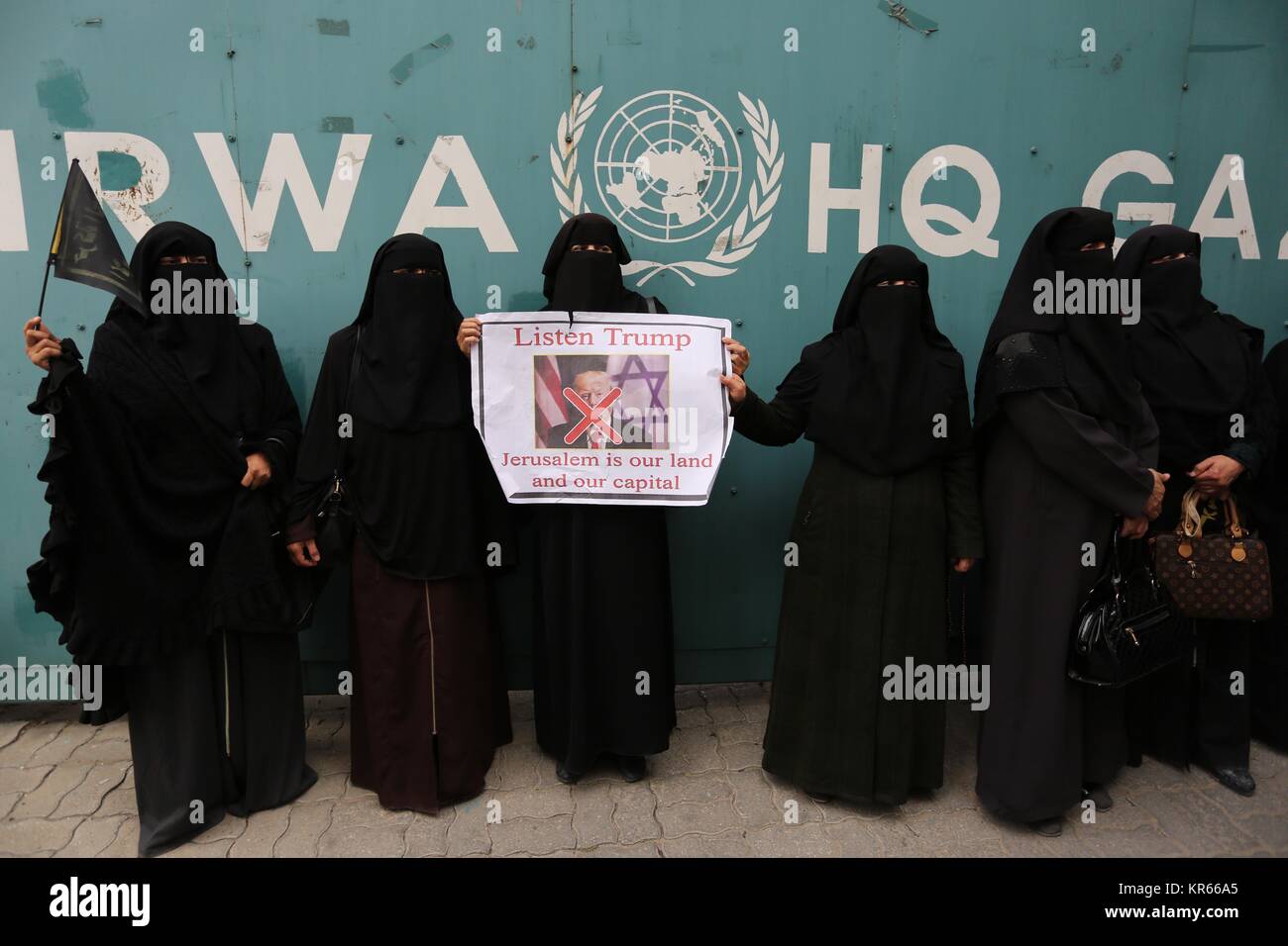 Dicembre 19, 2017 - Gaza City, nella Striscia di Gaza, Territori palestinesi - bambini palestinesi prendere parte a una manifestazione di protesta contro la Trump per la decisione di riconoscere Gerusalemme come capitale di Israele, di fronte alla sede centrale Ente soccorso e lavori delle Nazioni Unite UNRWA di Gaza City, il 19 dicembre 2017. Gli Stati Uniti lunedì il veto ad una bozza di risoluzione ONU di rigetto presidente Donald Trump per la decisione di riconoscere Gerusalemme come capitale di Israele, dopo tutti gli altri quattordici membri del Consiglio di sicurezza supportato la misura.Il veto espressi da ambasciatore statunitense Nikki Haley evidenziato Washington su isolamento Trump's anno Foto Stock