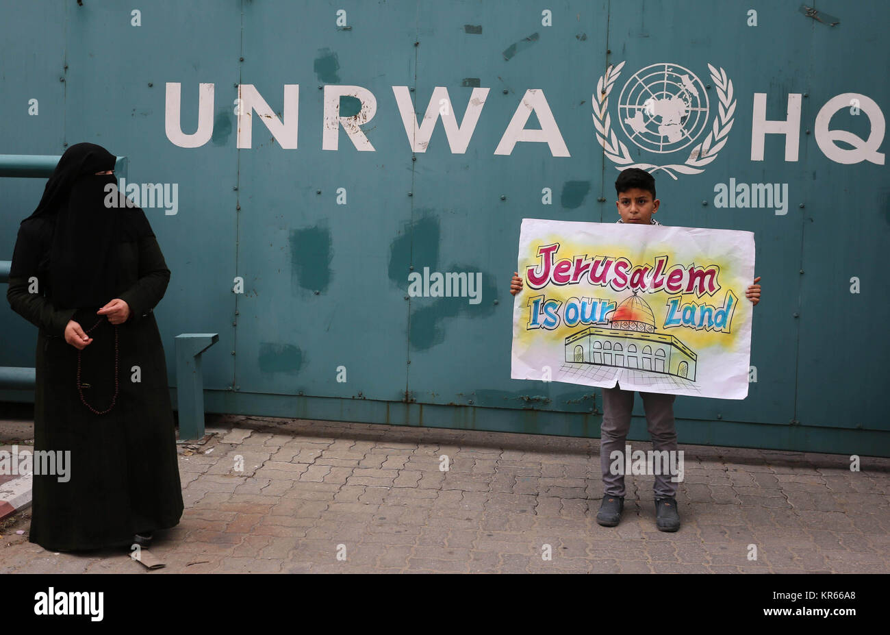 Dicembre 19, 2017 - Gaza City, nella Striscia di Gaza, Territori palestinesi - bambini palestinesi prendere parte a una manifestazione di protesta contro la Trump per la decisione di riconoscere Gerusalemme come capitale di Israele, di fronte alla sede centrale Ente soccorso e lavori delle Nazioni Unite UNRWA di Gaza City, il 19 dicembre 2017. Gli Stati Uniti lunedì il veto ad una bozza di risoluzione ONU di rigetto presidente Donald Trump per la decisione di riconoscere Gerusalemme come capitale di Israele, dopo tutti gli altri quattordici membri del Consiglio di sicurezza supportato la misura.Il veto espressi da ambasciatore statunitense Nikki Haley evidenziato Washington su isolamento Trump's anno Foto Stock