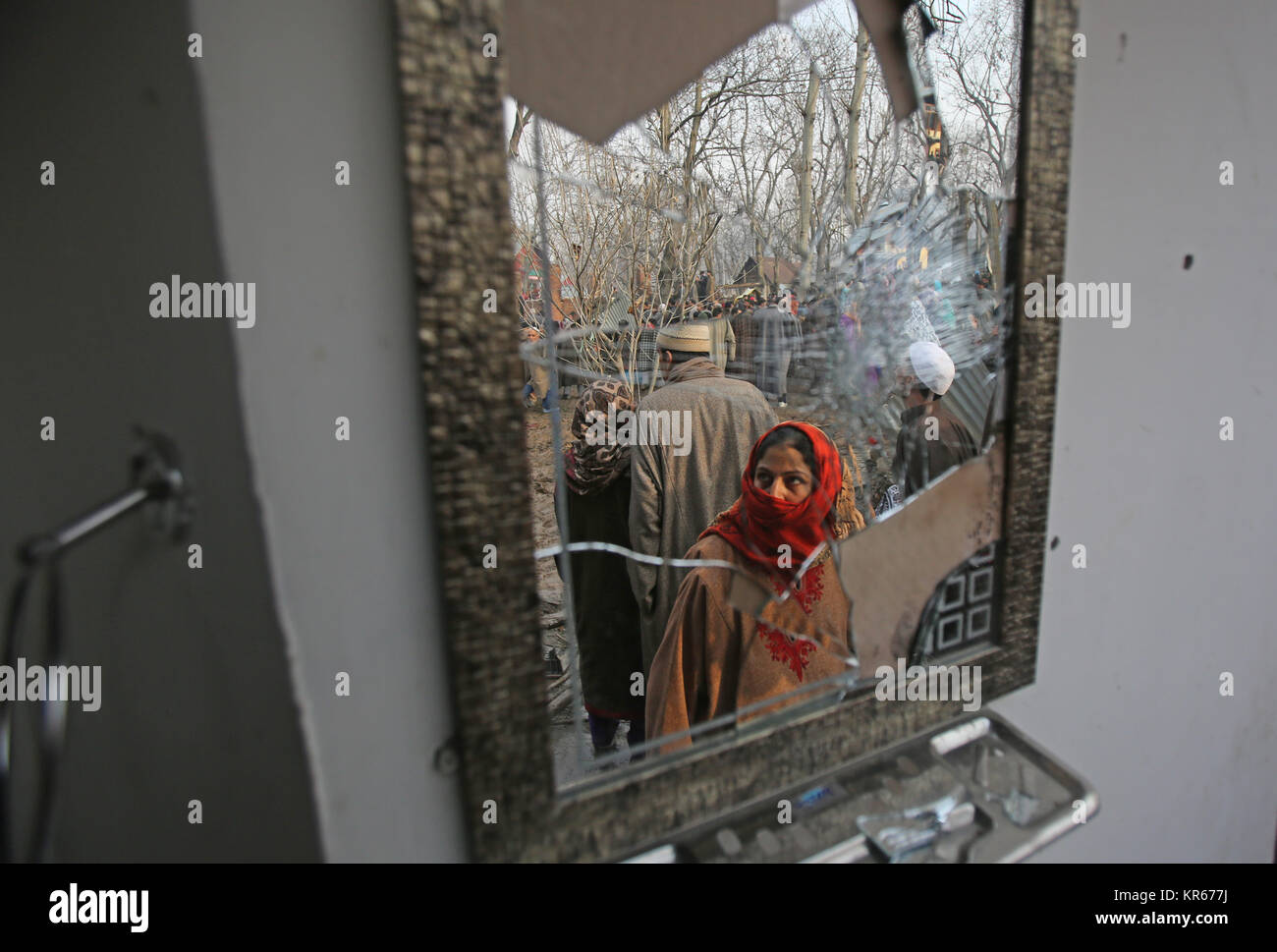 Specchio rotto donna riflessa immagini e fotografie stock ad alta  risoluzione - Alamy