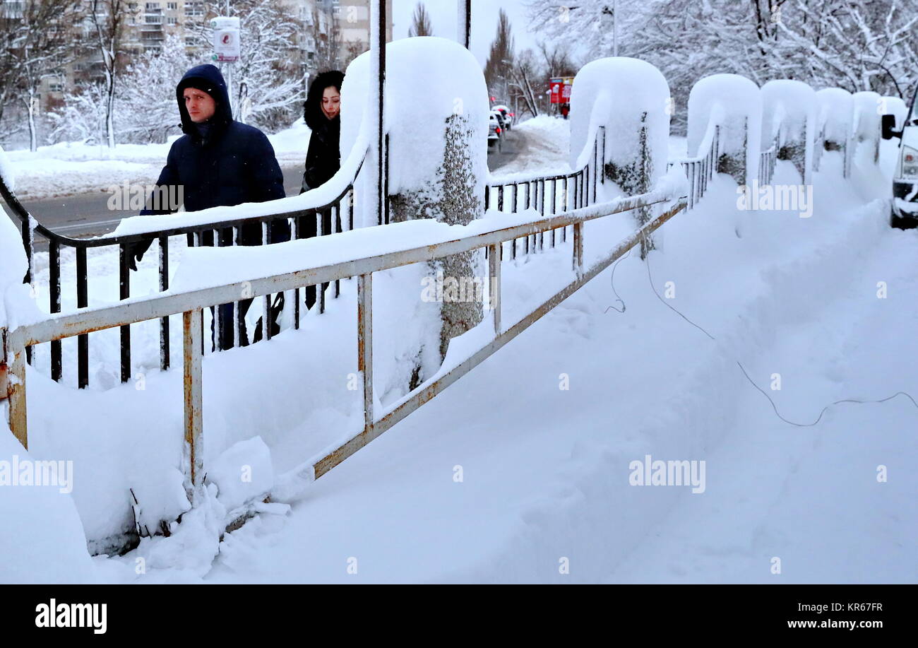 Kiev, Ucraina. Xix Dec, 2017. Le persone camminare sulla neve a Kiev, Ucraina, Dic 19, 2017. Una forte tempesta di neve ha colpito centrale, orientale e settentrionale ucraina, causando interruzioni del traffico e interruzioni di corrente in sei regioni, hanno detto le autorità il martedì. Credito: Chen Junfeng/Xinhua/Alamy Live News Foto Stock