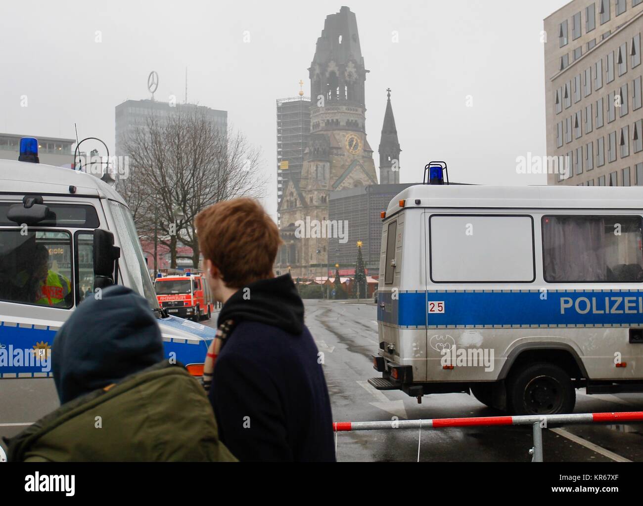 Berlino, Germania. 19 dicembre 2017. La polizia guardia vicino alla Kaiser-Wilhelm-Gedaechtniskirche (Kaiser Wilhelm Memorial Church) prima di cerimonie di commemorazione per le vittime dello scorso anno di micidiali attacchi del carrello al mercatino di Natale a Breitscheidplatz a Berlino, il 19 dicembre 2017. Germania commemora le vittime dello scorso anno devastante mercatino di Natale attentato che ha ucciso 12 persone e il ferimento di 70. Credito: Brasile Photo Press/Alamy Live News Foto Stock