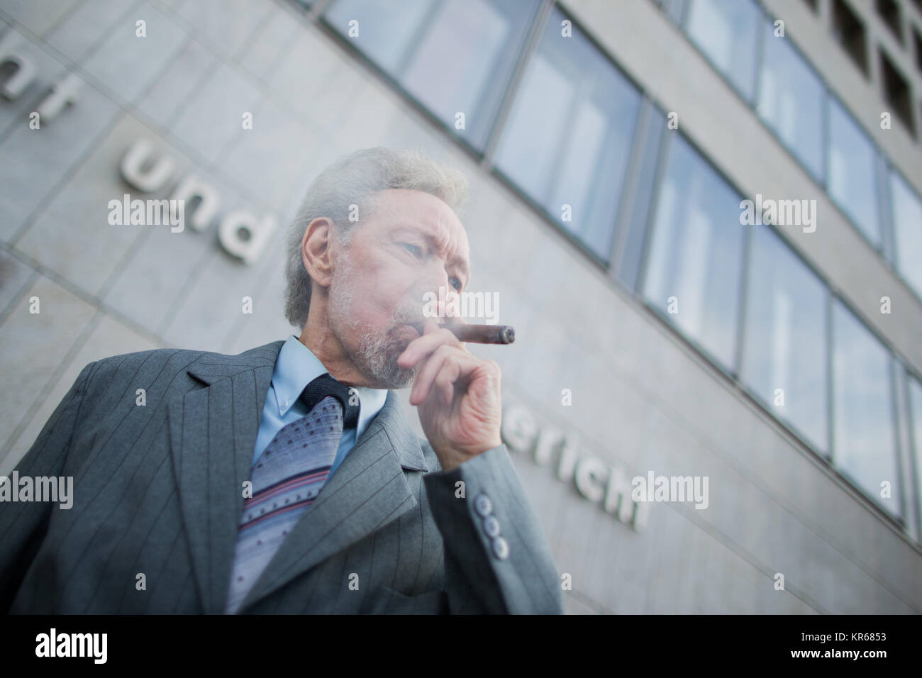 Archivio - fumatore Friedhelm Adolfs sorge di fronte al tribunale distrettuale e fuma un sigaro a Duesseldorf in Germania, 28 settembre 2016. Il chainsmoker ha vinto la spettacolare controversia legale riguardante il suo piatto di Duesseldorf. La sua padrona di casa aveva tentato di buttare lui proprio del piatto per anni. Foto: Rolf Vennenbernd/dpa Foto Stock