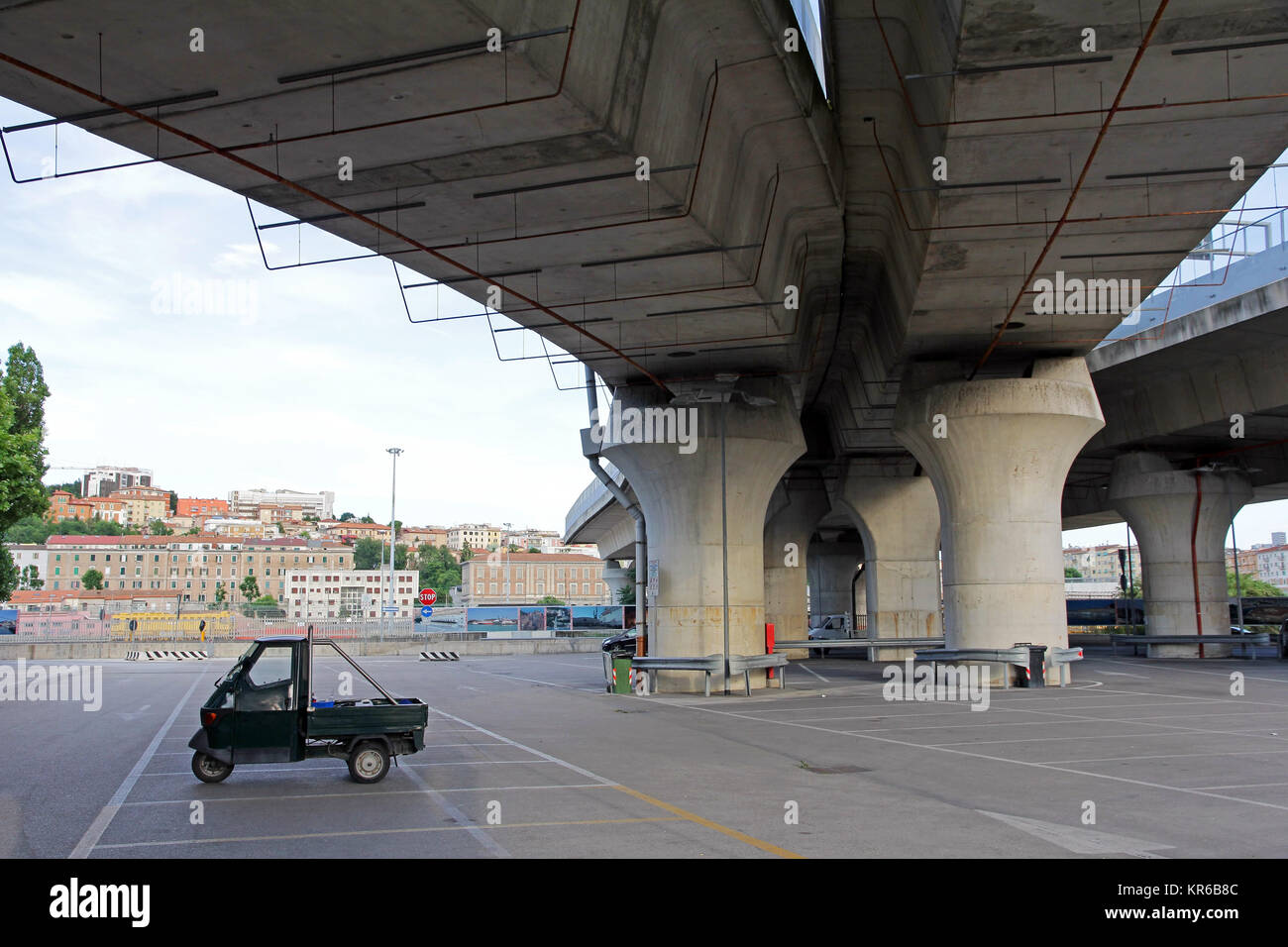 Un ape furgoni sotto un ponte in Italia Foto Stock
