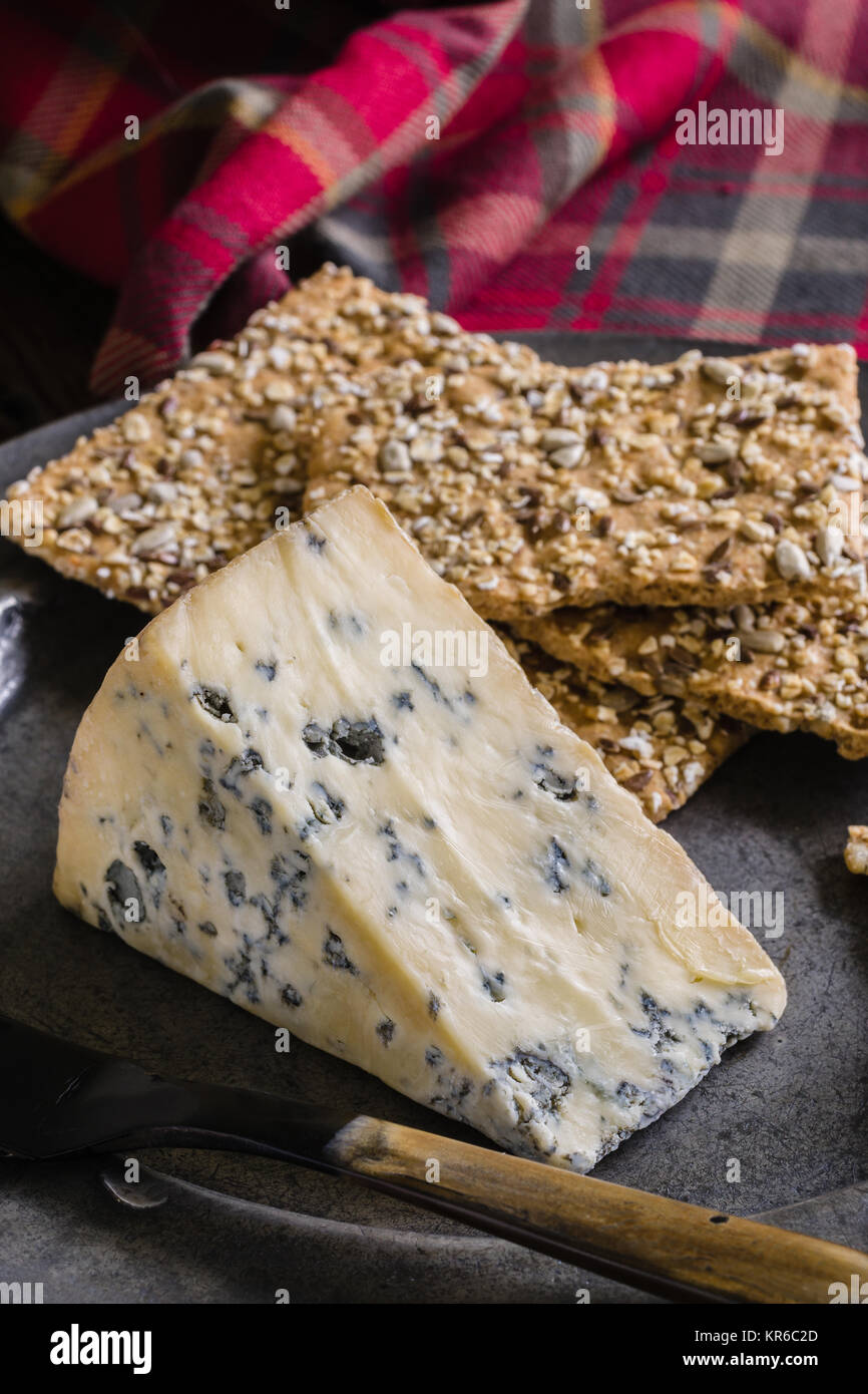 Coppia Perl Las un Stilton stile blu britannico di formaggio servita con cracker di farro Foto Stock