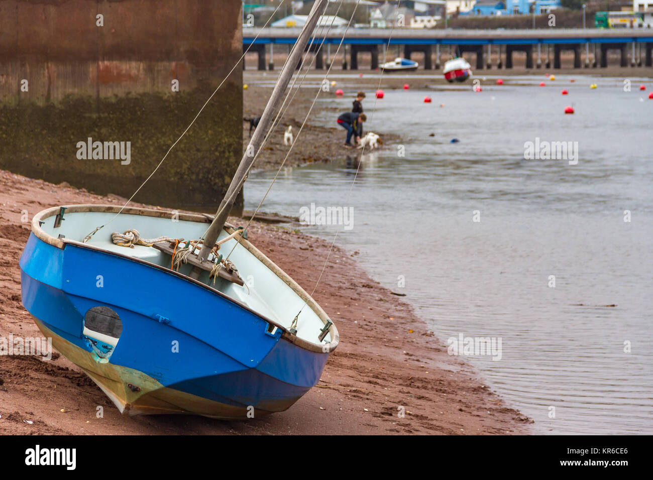 Barca a vela da Teign estuario a Shaldon, opposta a Teignmouth, Devon, Regno Unito. Dicembre 2017. Foto Stock